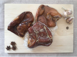 Ухо целое с чесноком (150 гр.): Уши свиные (Цельные) 